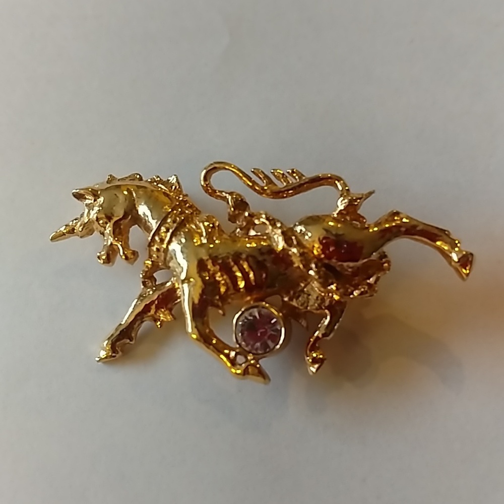 Gold colored unicorn pin with synthetic diamond